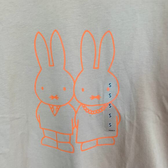 Uniqlo Miffy Mom Dad UT Graphic T-Shirt in Beige - Picture 7 of 13